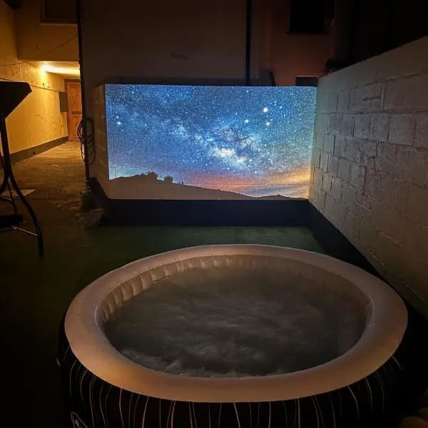 Hidden Gem with Hot Tub, Cinema and Secure Parking, hotel din Cardiff
