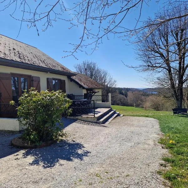 Maison cosy et nature avec vue sur le lac de Neuvic, готель у місті Liginiac