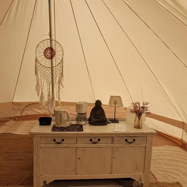 Bell-tent Luna met uitzicht, khách sạn ở Hensbroek