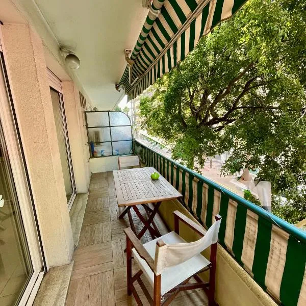 Bright Apartment - 2 Min Walk to Beach, hotel in Antibes
