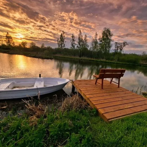 Domek z plażą nad prywatnym stawem - Mazury, hotel in Krzywe