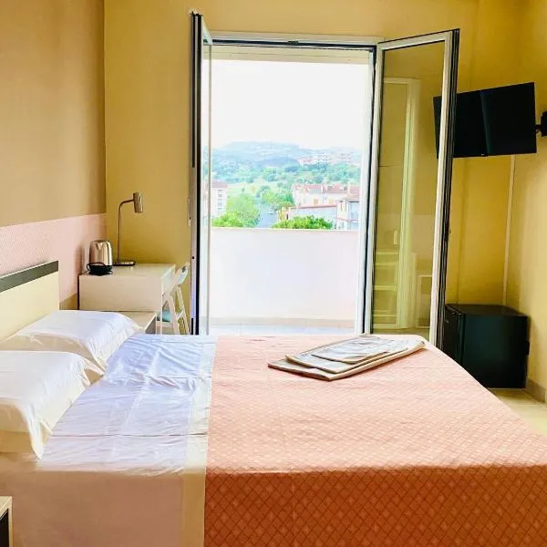 eco-Ostello LOCRIDE, hotel v destinaci Locri