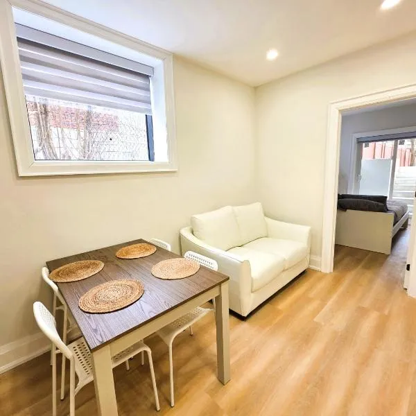 Bright 2BR Basement Suite -Feels Like Main Floor, hotel u Torontu