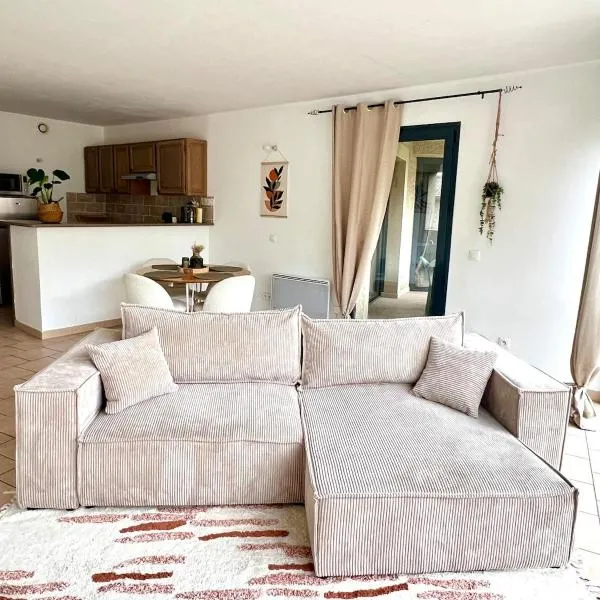 Séjour cosy avec vue sur chateau à Vogüé, hotell sihtkohas Vogüé