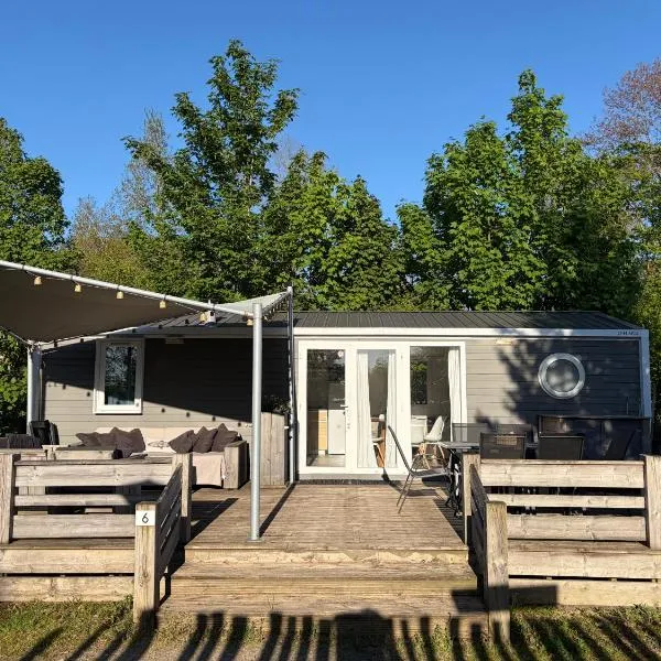 Chalet Masion Meerwijck 6 aan het Zuidlaardermeer, hotel di Kropswolde
