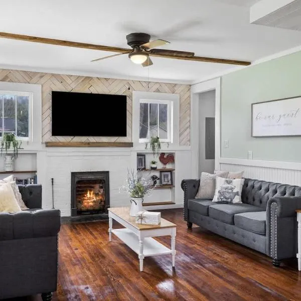 Charming 4 bedroom farmhouse with large backyard for entertaining, hotel en Mountain City