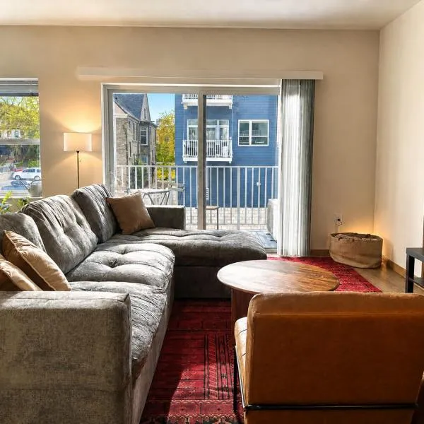 East Side 1BR Near Brady St and Fiserv with Balcony - Sleeps 4, hotelli kohteessa Milwaukee