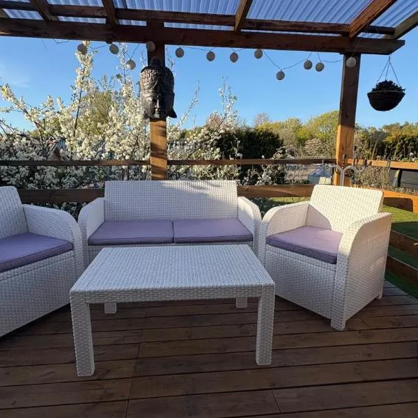 Gäst lägenheten med egen terrass, Hotel in Falkenberg