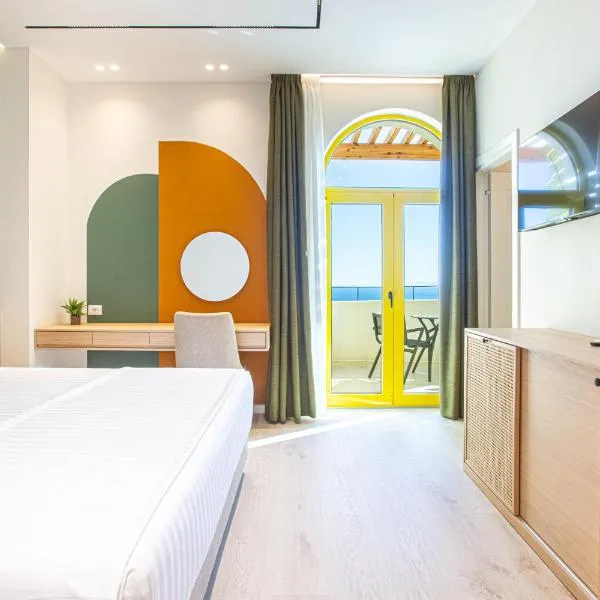 Santorini Luxury Room 8 - Private Balcony with Sea View, Parking and more, hotel i Palasë