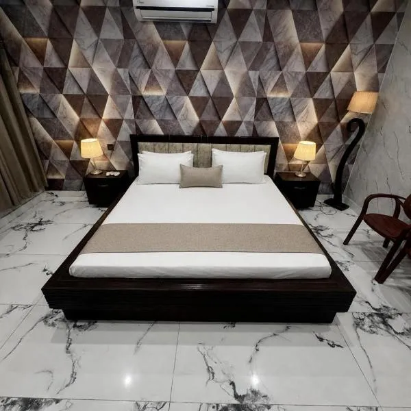 Essa Homestay, hotel in Faisalabad
