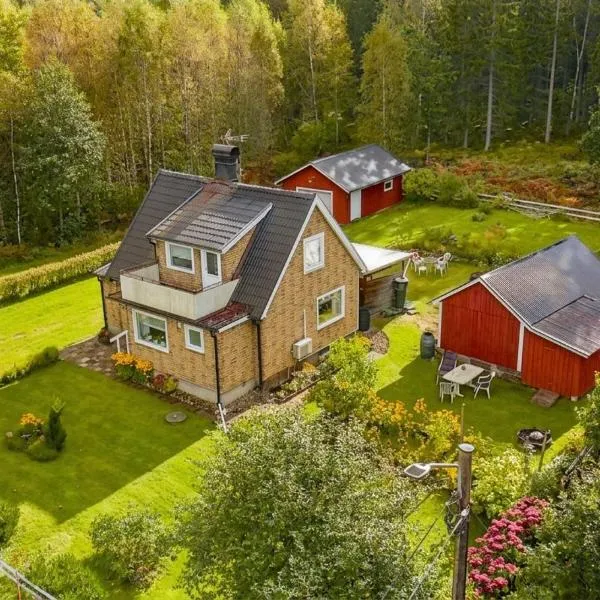 Cozy Forest House near Lake Immeln Canoe Fishing Fireplace BBQ, hotel a Immeln