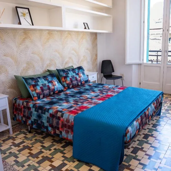 Elegante appartamento vista mare con 4 camere, balconi e ascensore Centro Pescara, hotel u gradu 'Pescara'