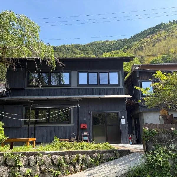 Sakura House 高知駅車で20分-豊かな自然を味わう山の一棟貸し, hotell i Kochi