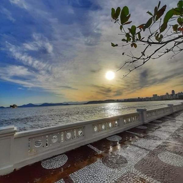 Apartamento Excepcional 50 metros da praia, melhor avaliado na categoria 9,7 com estacionamento no local
