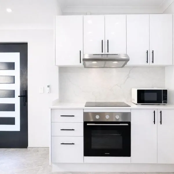 Liverpool CBD Modern 2BR Stay, Hotel in Liverpool