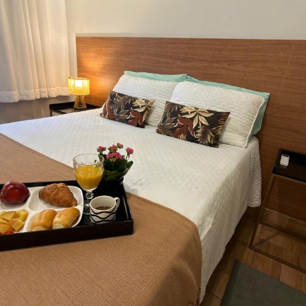 Apto silencioso em Copacabana, a 200m da praia e ao lado do metro Quarto com ar condicionado e cama de casal, sala com sofá cama queen, cozinha completa e portaria 24h