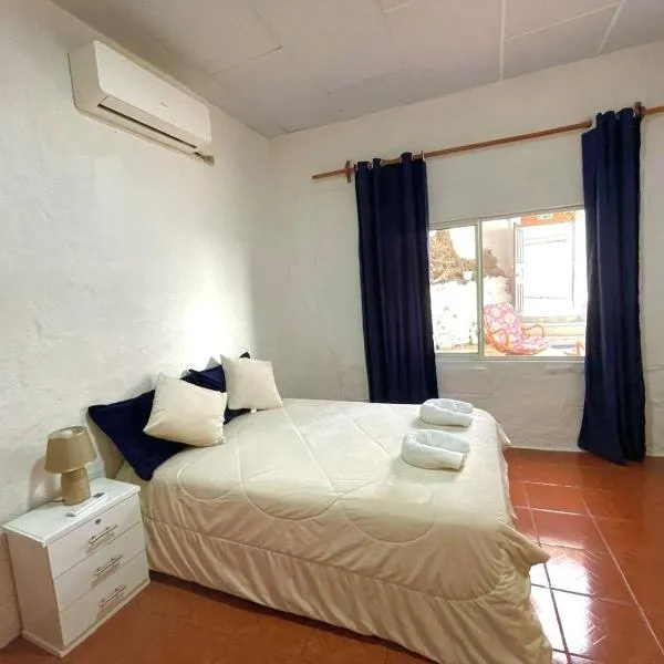 BLACK&WHITE -Dis Dihai-, hotel in Puerto Ayora