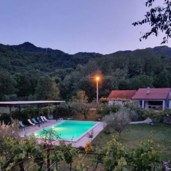 Rustic Village House 4, hotel en Rijeka Crnojevića