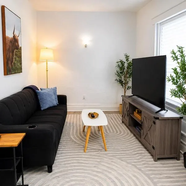 Spacious Modern 2BR Apartment Sleeps 6, hotel v mestu Niagara Falls