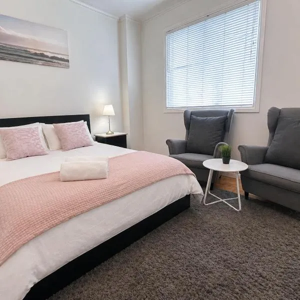 Downtown Toronto Private Room Near Subway with TV & Dedicated Bathroom, hotel in Toronto