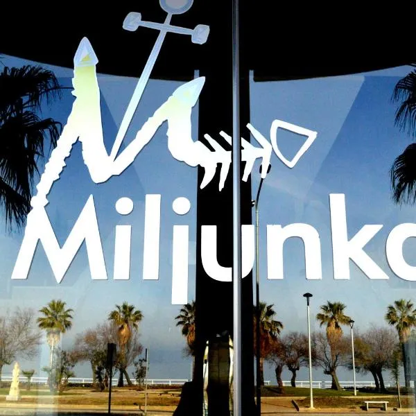 Residence Miljunka, hotel en SantʼAgata di Militello