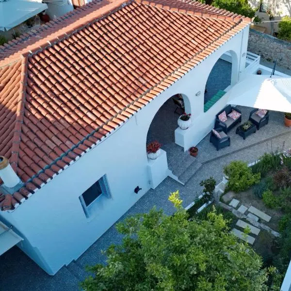 Aroura Homes Spetses 3BR 2BA, отель в городе Спеце