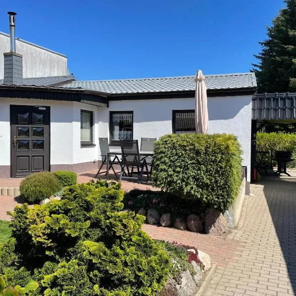 Bungalow mit Kamin in Ribnitz-Damgarten, hotel in Ribnitz-Damgarten