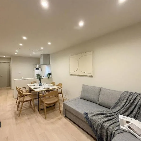 THE SAKAI SUITE by b hotel - New Spacious Apartments, hotell i Hiroshima