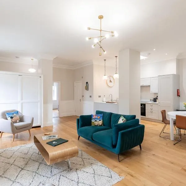SWALEDALE, OLD SCHOOL ROOMS - Luxury Apartment in Richmond, North Yorkshire, hotel em Richmond