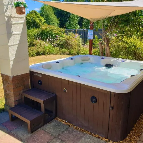 Lions Lodge- Great location with hot tub, Hotel in Ringwood