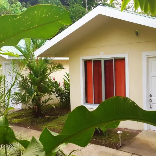 Tropical Paradise Bungalows, hotel sa Hacienda Tres Amigos