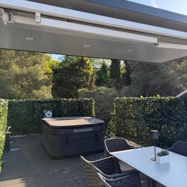 JungleHouse - Floating House, hotel din Portorož