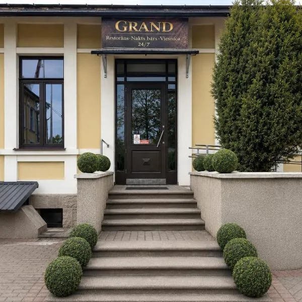 GRAND Restaurant&Hotel، فندق في داوُجافبيلسْ