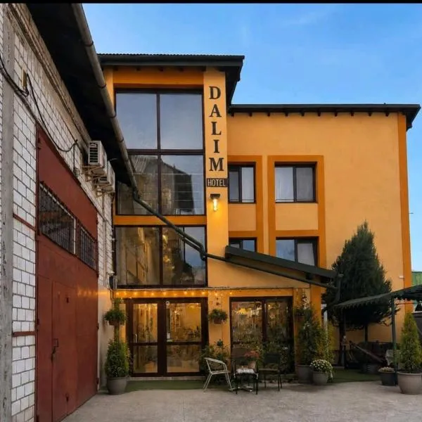 Hotel DALIM، فندق في Duliby