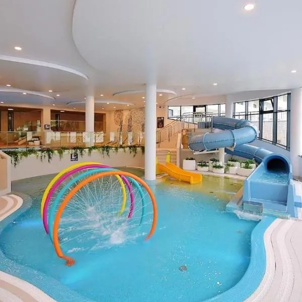 APT Nadmorskie - Polanki AQUA z basenem i strefą SPA oraz parkigiem w cenie, hotell i Kołobrzeg