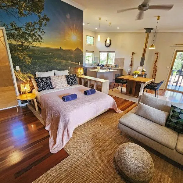 Boutique Studio with Fireplace, near Noosa & Eumundi Market, hotel in Doonan
