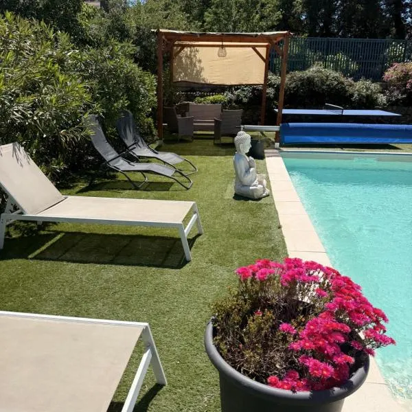 Gite climatisé avec piscine privée sur les hauteurs de Bollene, hotell i Bollène