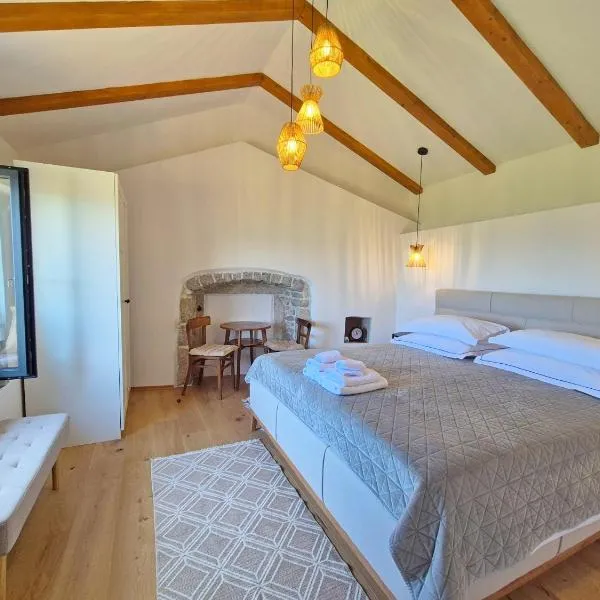 Cozy cottage with seaview and parking ideal for small family, khách sạn ở Brzac