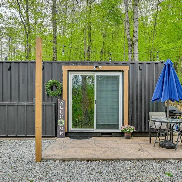 Tiny Home w/ Hot Tub & Mini Highland Cows!, hotel in Loudonville
