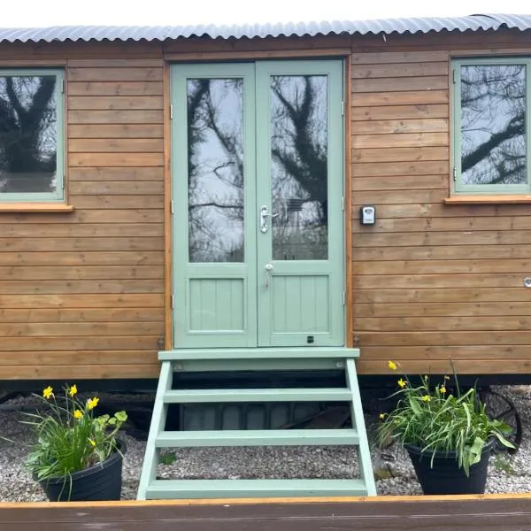 Cosy Shepherd Huts near Newborough Forest Anglesey, hotelli kohteessa Gaerwen