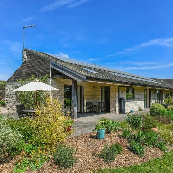 Eco 2-Bed Bungalow with Biodiverse Garden & Solar, Hotel in Bestwood Village