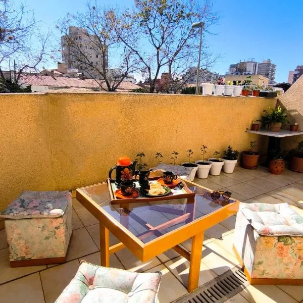 Room in a shared and peaceful home, hotelli Torreviejassa