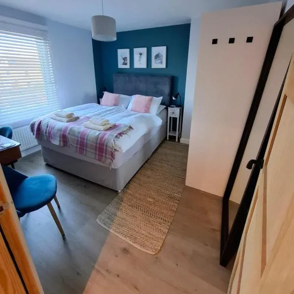 Cosy guest room in a family home with private bathroom and free parking, hotel a Edimburg