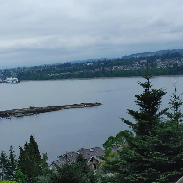 Quiet Ocean View Open Concept, Loft Style Studio within Forested Area, Near Parks & Ferry, hotel in Nanaimo