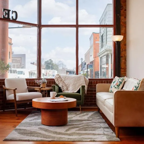 Three Trails Downtown Elkin Yadkin Valley: Elkin şehrinde bir otel