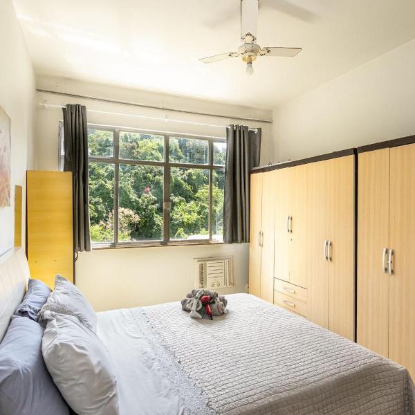 Quarto e Sala Espaçoso para 4 em Copacabana