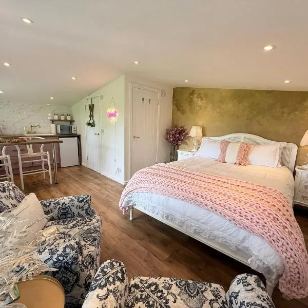 Wild Meadow Cottage - Countryside Views and King Bed, готель у місті Maybole