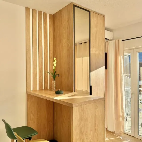 Modern Beachfront Apartment, Hotel in Ðenovići