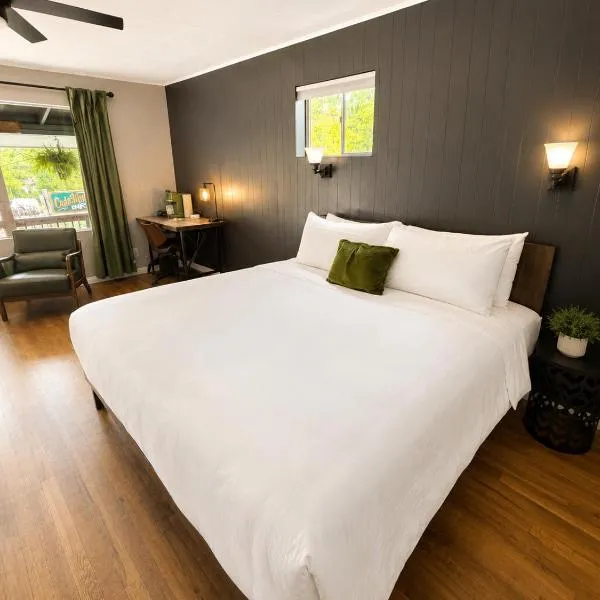 CedarWood Inn, отель в городе Хендерсонвилл