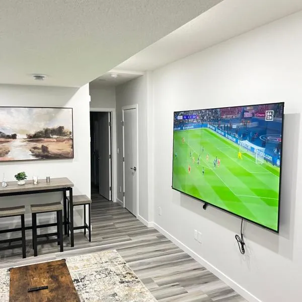 Luxury Retreat - 1hr to Banff, 20min from Airport, 85 inch Cinema, Full Kitchen, Laundry, Workstation and High speed fibre internet, Hotel in Calgary